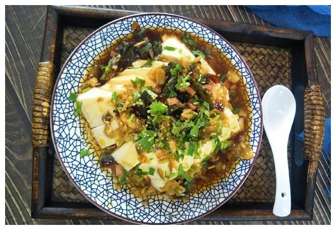 皮蛋豆腐新吃法，皮蛋不溏心不粘刀，爽口滑嫩，学会不用去饭店了