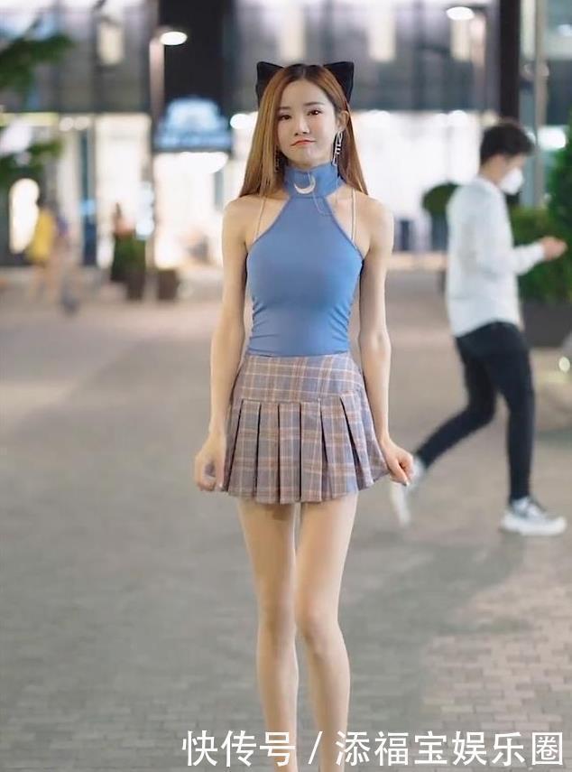 浅色|修身挂脖上衣搭配浅色百褶裙,青春靓丽,甜美可爱