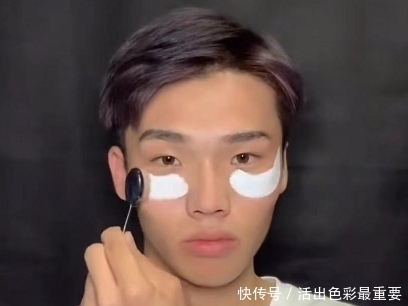 小哥哥仿妆“白皇后”走红,开局:凑凑热闹吧,成品:高级脸?