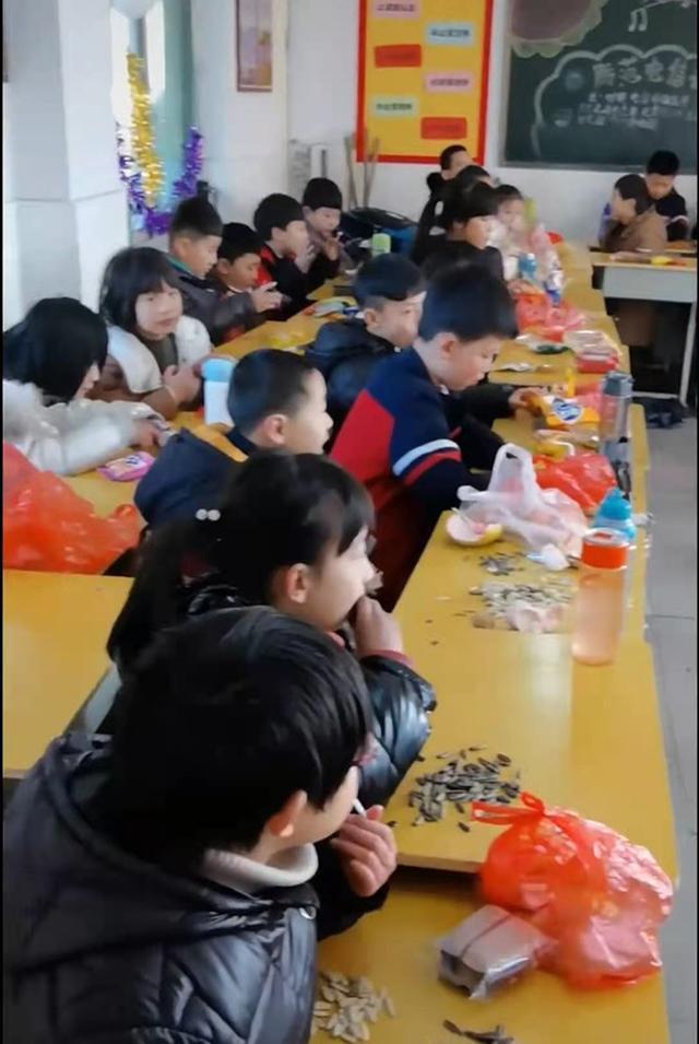 贪吃|全班同学欢庆元旦，贪吃男孩躲角落里吃“火锅”，老师看后不淡定