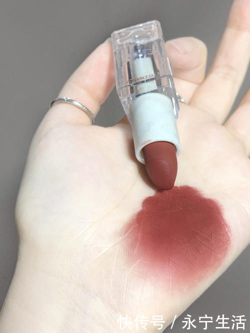 耳机|18岁女孩的包包里到底藏着什么?揭秘啦!