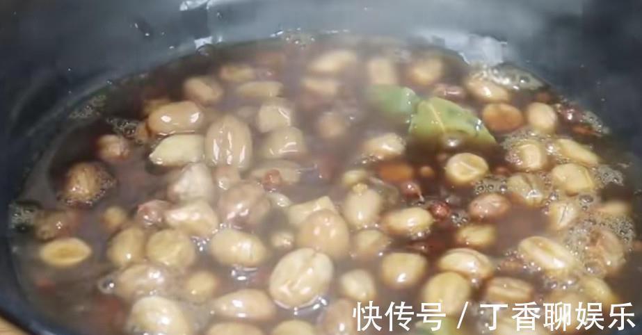 青椒不要炒着吃了,加一把花生米,这样做太香了,开胃下饭又解馋