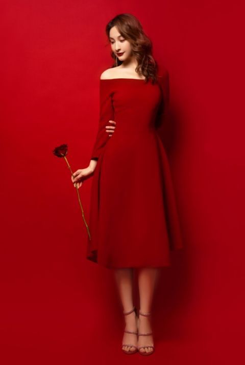 脖裙|吴昕越来越有女神范，穿纯白挂脖裙出席活动，身姿曼妙太抢镜