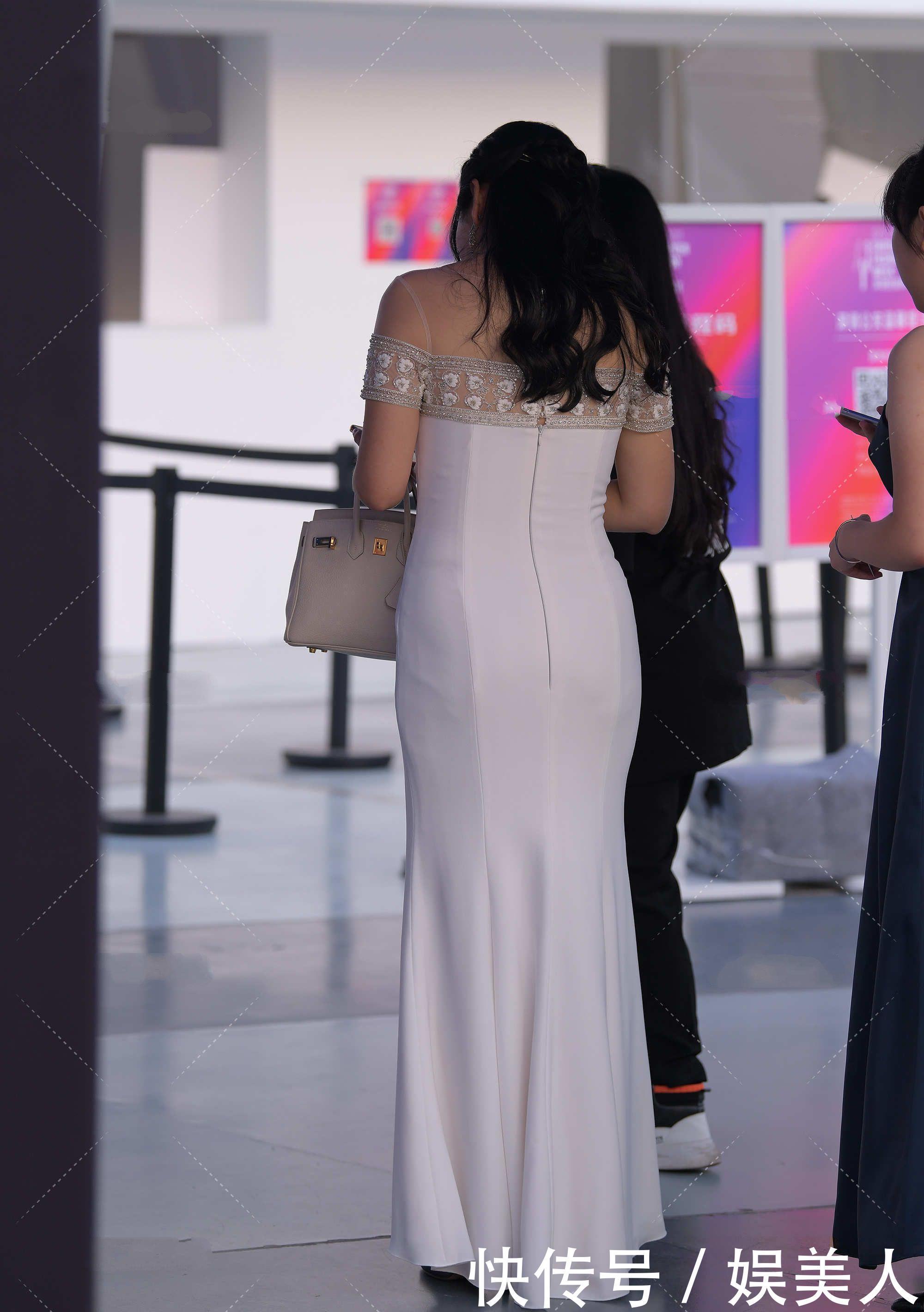 白色一字肩长款礼服裙，凸显身材魅力，更显高级气场