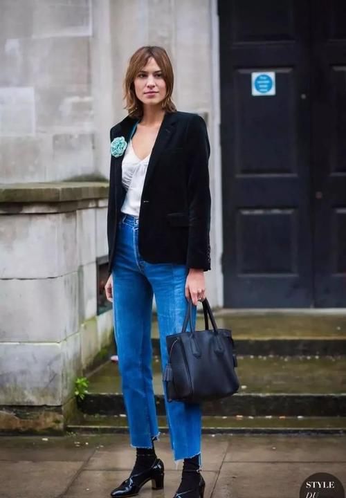 初春火了一种新穿法,叫“薄外套+九分裤”,时髦随性,潮人都爱