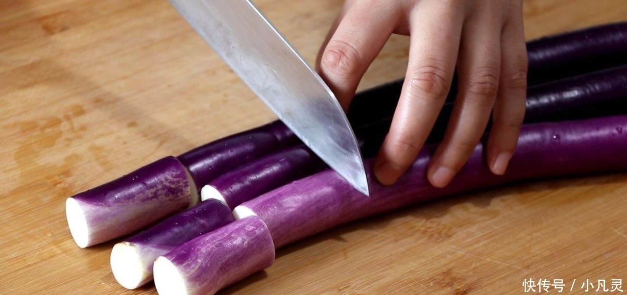 茄子别再炒着吃了,教你一种新做法,比大鱼大肉香,做三根不够吃