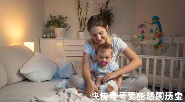 新生儿|新生儿拉完臭臭后,用水洗好还是纸巾擦?正确的方式是这个