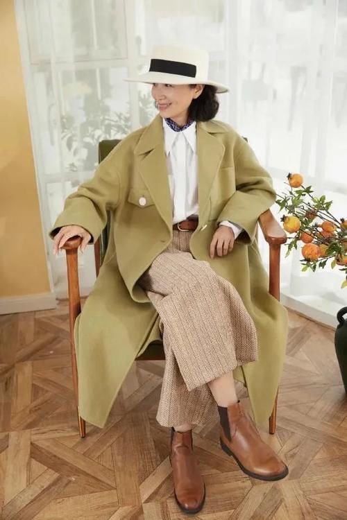 40岁以上的女人学“别人家的妈妈”穿搭,简约气质,减龄有品位!
