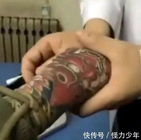 伸出手|小伙生病去医院治疗,当他伸出手的瞬间,输液护士却泪奔了