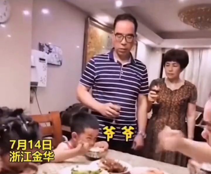 爸爸|萌娃发现爷爷家在吃饭 爸爸带娃蹭饭一扫而光