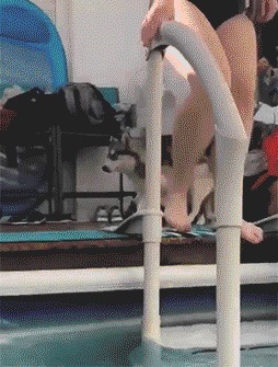 |搞笑GIF：都这时候了还看什么看 赶紧来救我啊，真装不下去了