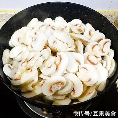 朋友一来就做虾仁炒口蘑,吃得皆大欢喜好回家