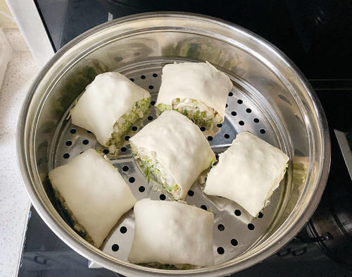 老妈闺女家小住，点餐要求吃菜卷子，女儿蒸了两大锅，全家吃美了