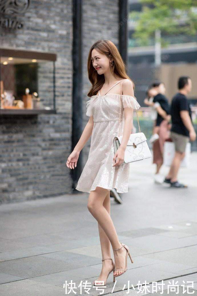 街拍:白色连衣裙穿起来会更有韵味,可以时刻保持穿搭的舒适