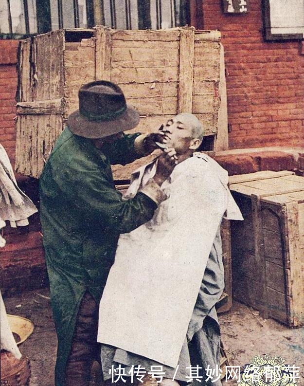 发廊|“发廊”的变迁老照片:图一是清朝理发店,图九是三个美女理发师