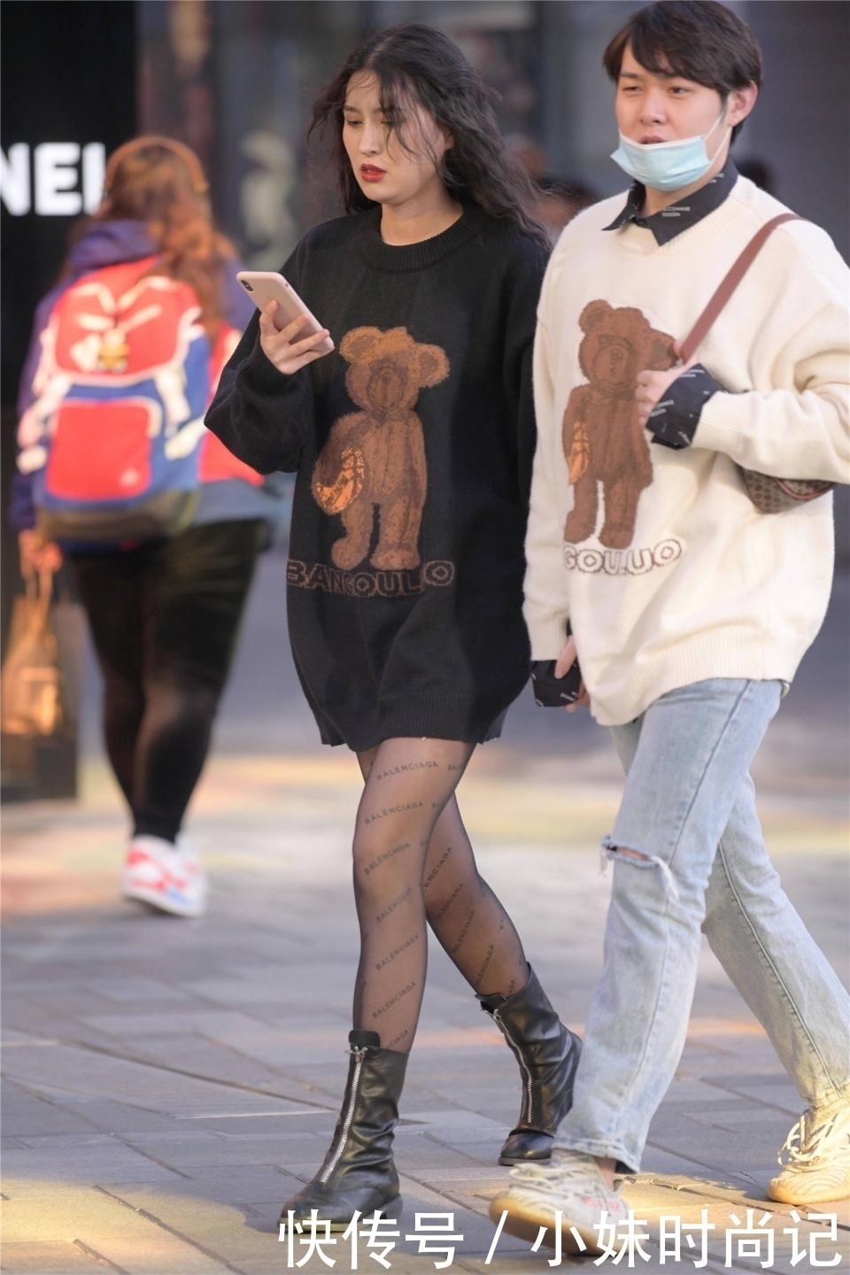 讲究|街拍:穿着黑色丝袜的女生,搭配高跟鞋还是平底鞋,其实也有讲究