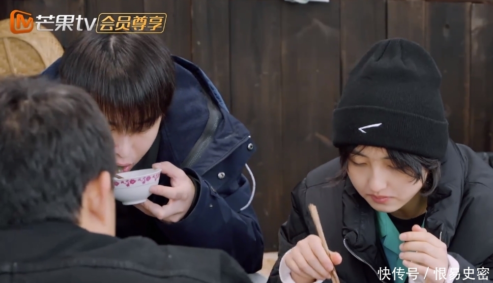 何炅嘲笑张艺兴不会用筷子,黄磊的救场方式很高级!