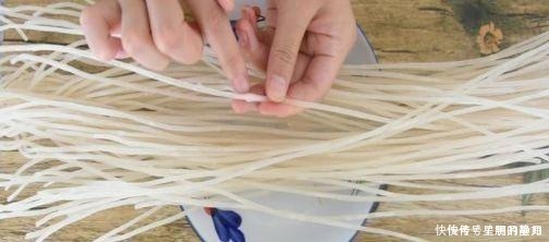 家里有粉条的,快用水泡5分钟,出现这种情况立马扔掉,千万别吃