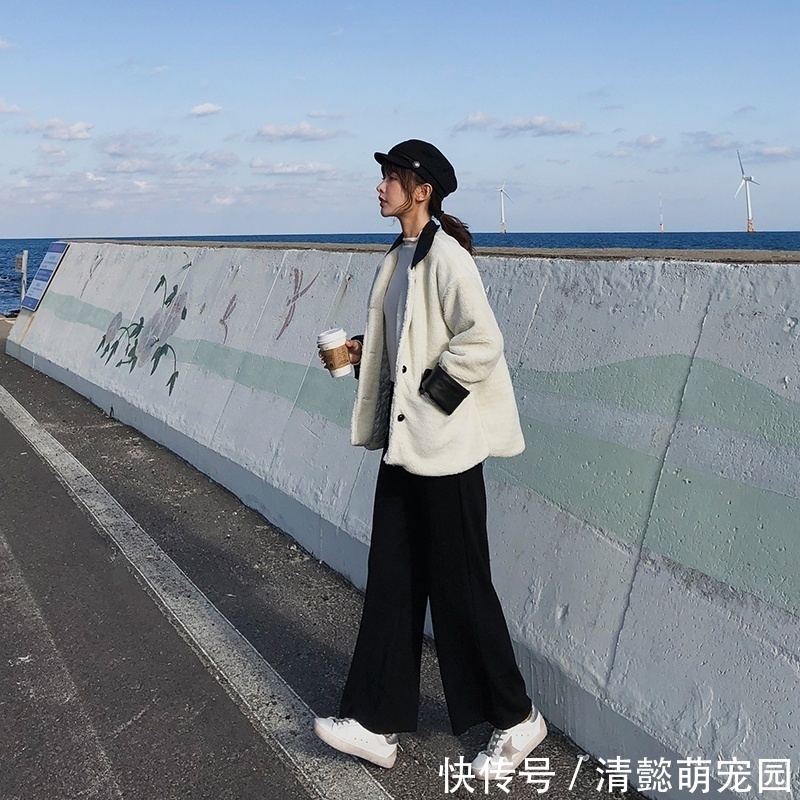 女人味 今年流行这么穿:羊羔毛外套阔腿裤,配短靴,别说,简直美上天
