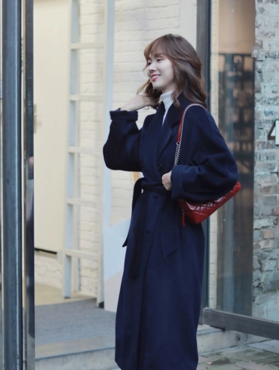 小蛮腰 穿大衣不要只会敞开穿了,搭配腰带保暖显瘦又高级,谁穿都好看