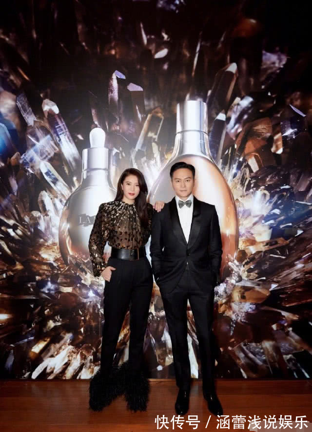 长发披肩|袁咏仪张智霖同出席活动,巴掌腰漫画腿抢镜,单手插兜比老公还酷