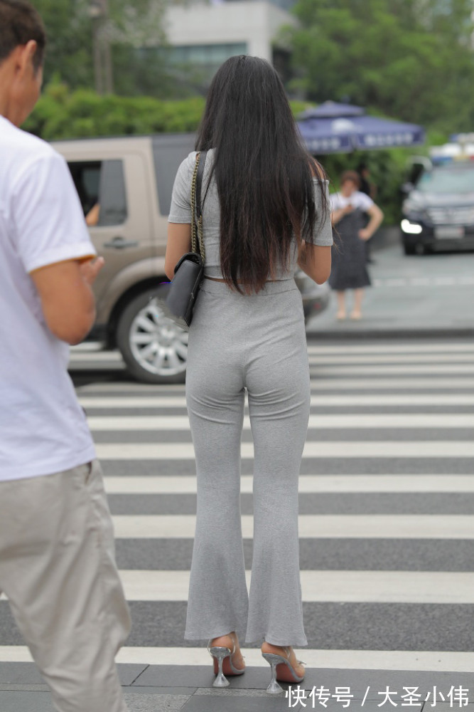 一条街 美女街拍:女人“这样”穿阔腿裤,时尚修身,气质甩路人一条街!