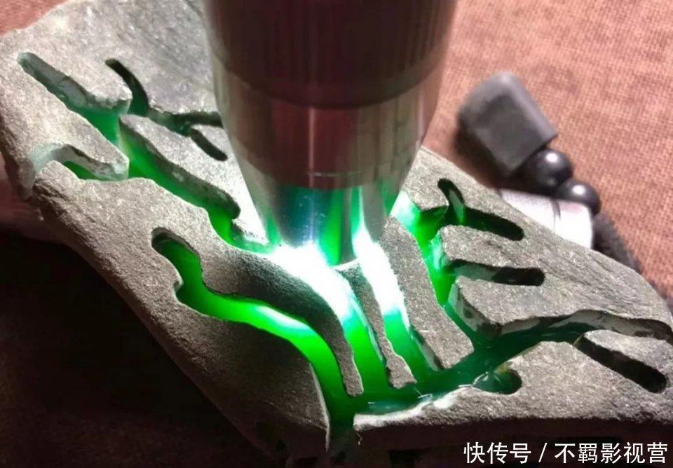 放置3年无人看上的原石,姑娘自信拿下,开窗爆满色,切开后呆了