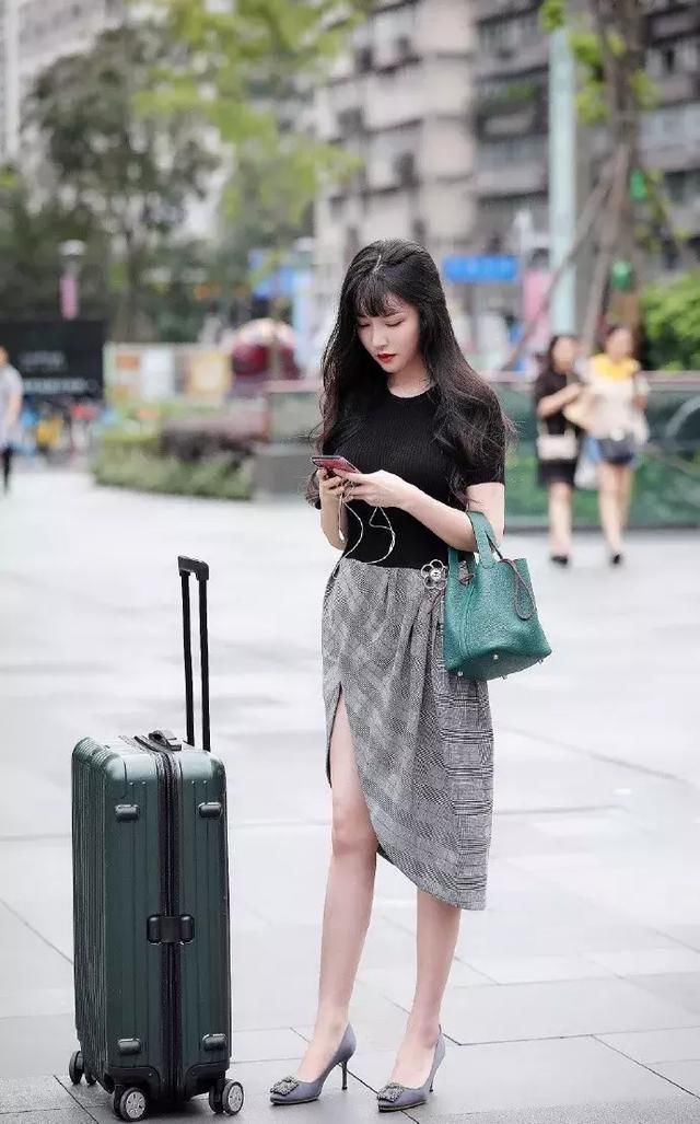 街拍|街拍小姐姐一件蓝色针织一字肩搭配黑色短裤,优雅大气的感觉