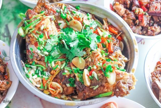 三爷爷家请吃饭,满满一桌农家菜,煮了2锅米饭,大伙吃了个精光