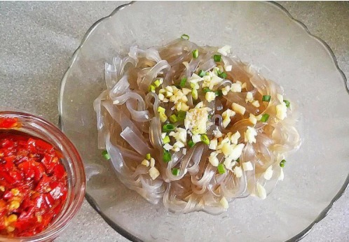  粉条别总炖猪肉了，粉条换个吃法，味道鲜美无比，两个儿子抢着吃