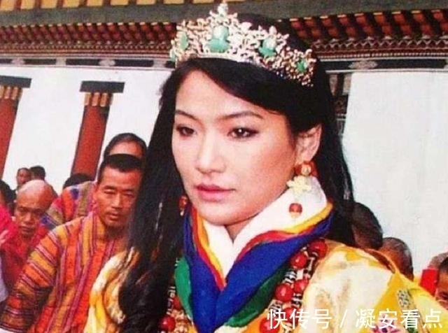 王后|太寒酸了!29岁不丹王后用发箍充当皇冠出席国宴,全靠颜值在硬撑