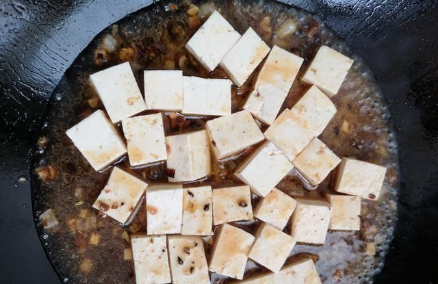 炖豆腐时加入它，美味又下饭，一上桌就被抢光了！