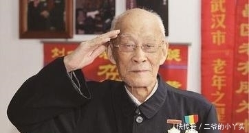 真相|老人过安检时,警报大作,得知真相后人们泪目,纷纷向他致敬!