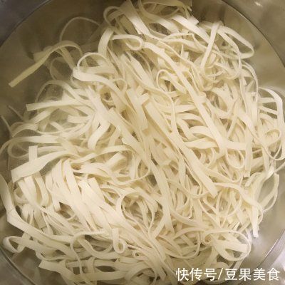 我经常做凉拌豆腐丝，家人都爱吃，婆婆夸我聪明又贤惠