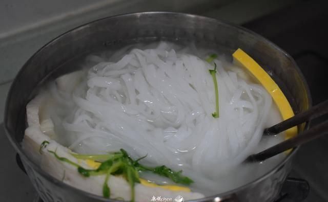 10分钟就能做好这早餐,鲜美又营养,一大碗吃个精光,解馋又管饱