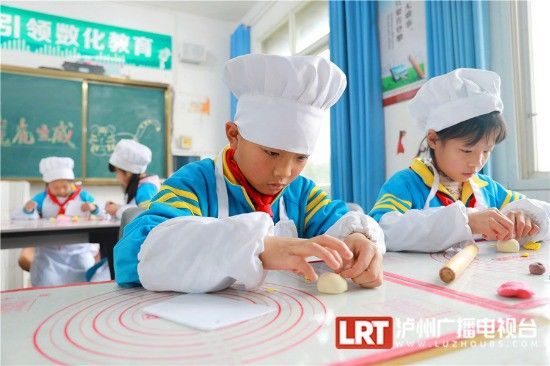 泸州|萌虎出山 四川泸州小学生制作老虎花馍