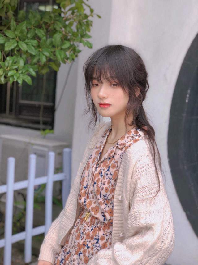 搭配|碎花裙在秋天没过时，依然很好看，搭配一件外套温柔优雅又有气质