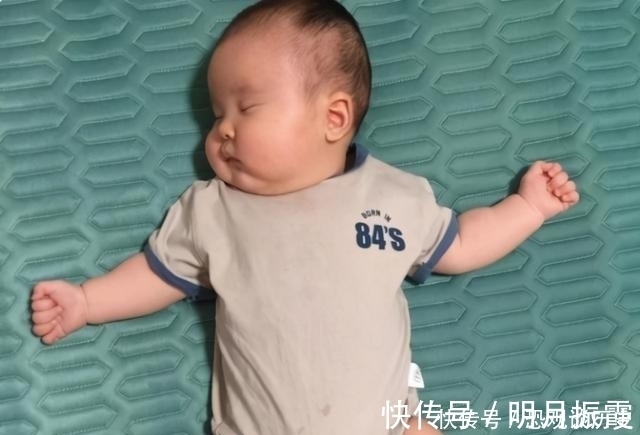 小宝宝|宝宝何时能睡整觉?前4个月是关键,掌握好方法让孩子睡到大天亮