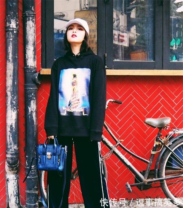 打开方式 秋天卫衣怎么穿除了不搭牛仔裤，这“3种”下装都可以，特时髦！