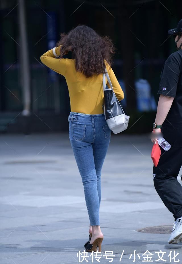 经典黄色紧身上衣,搭配铅笔裤显腿长,高跟鞋中藏“蝴蝶结”显气质