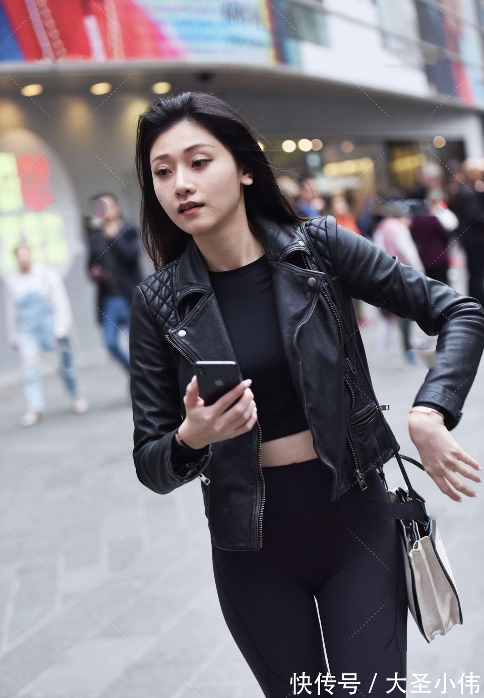 连衣裙|美女街拍:这位可爱的小姐姐!就是完美的S型身材,下班后咱们一起吃火锅吧