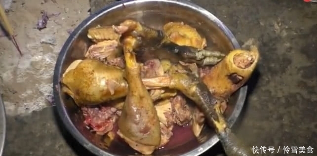 贵州农村人的年夜饭,吃饭不用桌子,看到酒壶整个人都“石化”了