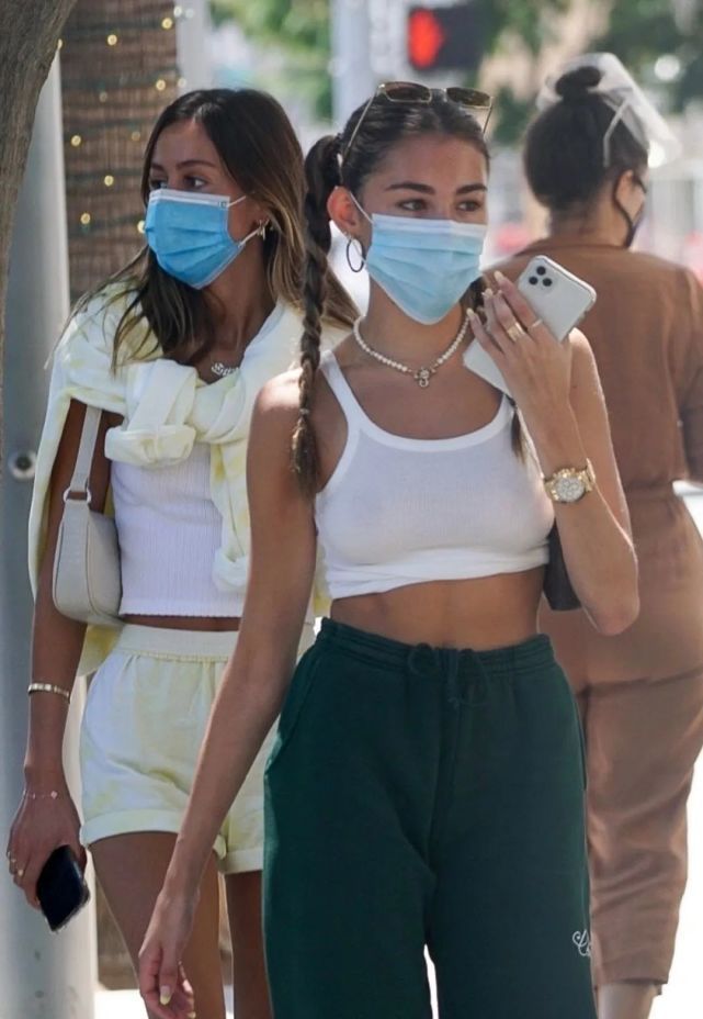 运动裤|啤酒妹性感出街,双麻花辫配短吊带腹肌太抢眼,太像“人形芭比”