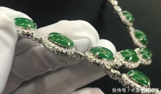 小黄|十四颗满绿蛋面,重新设计成套装项链和耳环,是种什么体验
