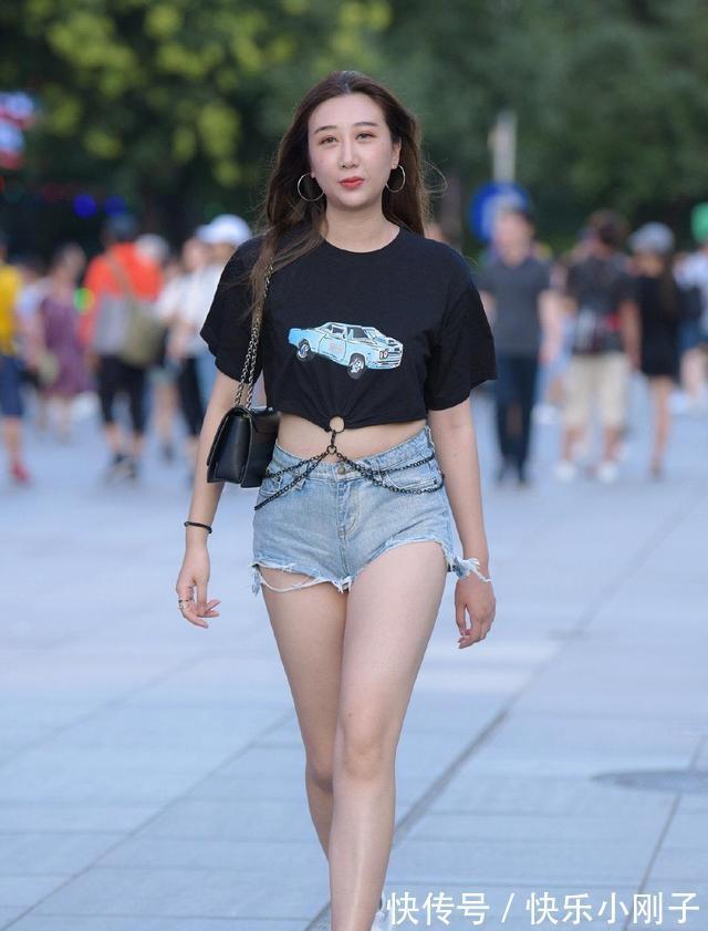 协调|黑色个性短袖搭配蓝色短裤,色彩协调,有助于塑造整体的和谐感