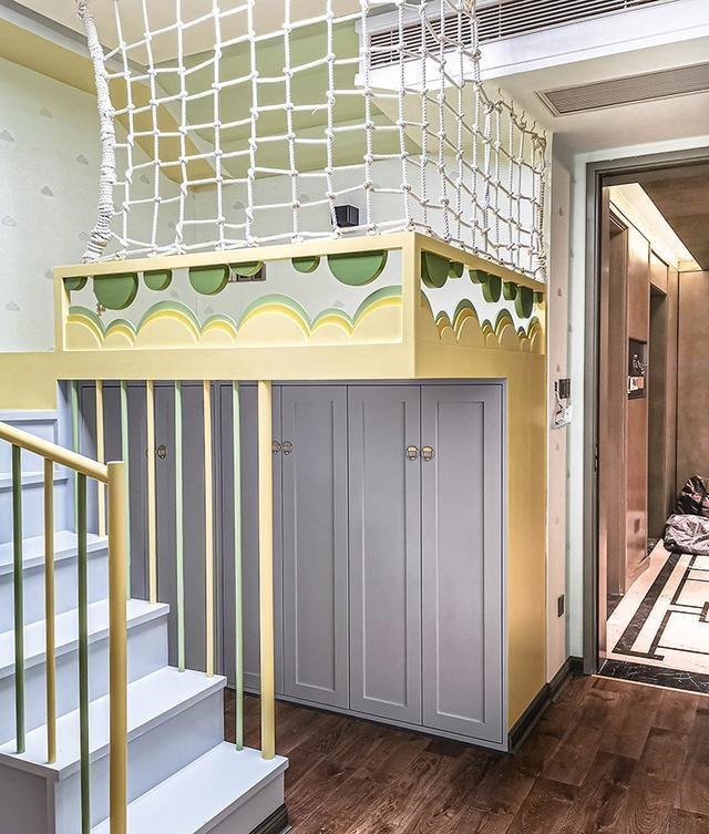 收纳|给孩子打了一张床,挂在空中,踩楼梯上去,邻居:在哪定制的?