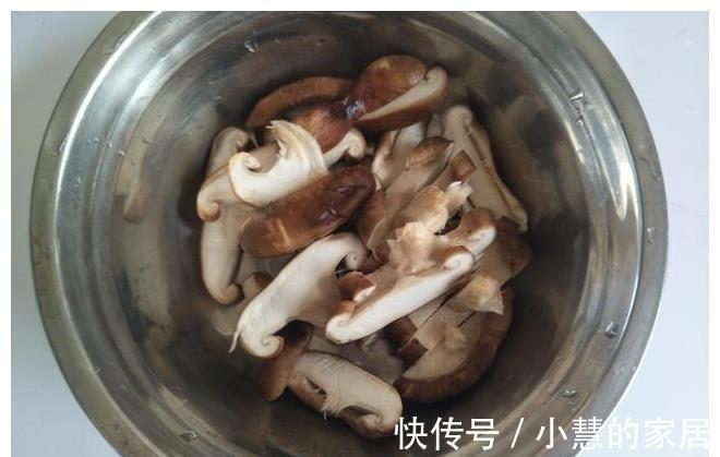 口感|香菇炒油菜，记得加1味，油菜翠绿不发黑，口感更嫩香