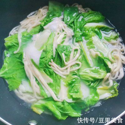  青菜|一人食清淡减肥餐～青菜手擀面