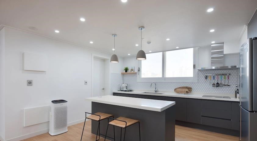 氛围感|理智选择“去客厅化”,只买一张沙发不做累赘设计,111㎡很舒服