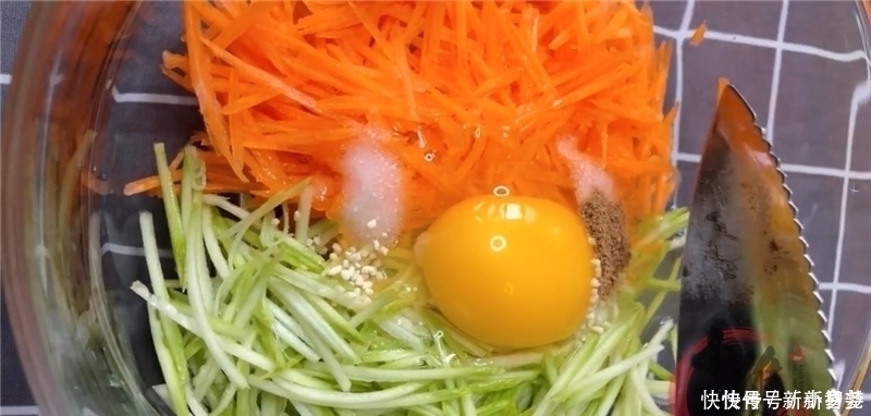 西葫芦加1个鸡蛋超好吃做法,我家一周至少吃3次,简单营养又解馋